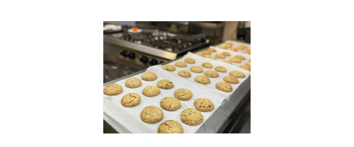 Gastronomi ve Mutfak Sanatları Bölümümüzün öğretim görevlileri ve öğrencilerinden kadın çalışanlarımıza anlamlı hediye