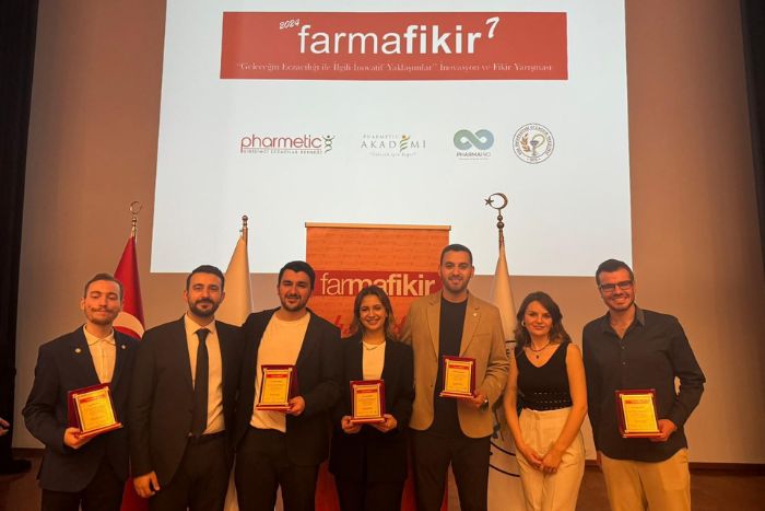 Eczacılık Fakültemiz İki Ödülle Döndü