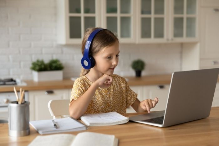 Adolescence in the shadow of the digital world