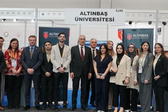 Students' designs adorned the stands at the İstanbul Jewelry Show