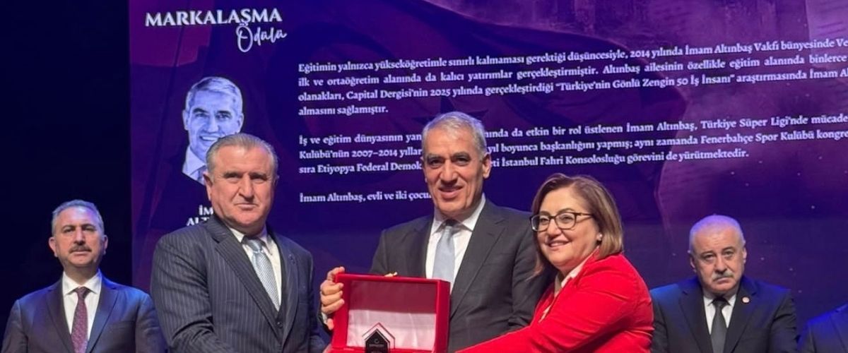 Mütevelli Heyet Başkanımız İmam Altınbaş'a Markalaşma Ödülü 