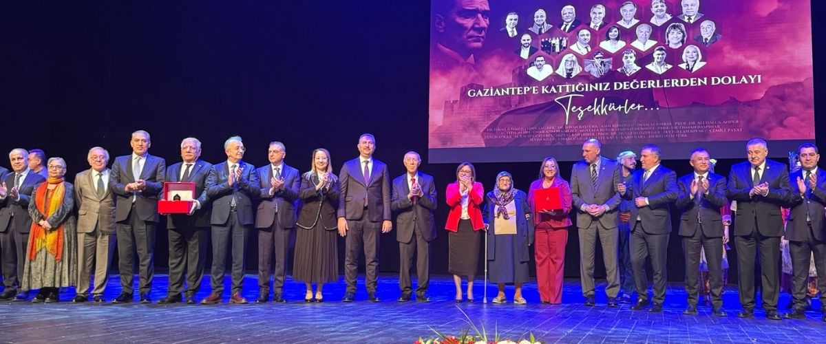 Mütevelli Heyet Başkanımız İmam Altınbaş'a Markalaşma Ödülü 